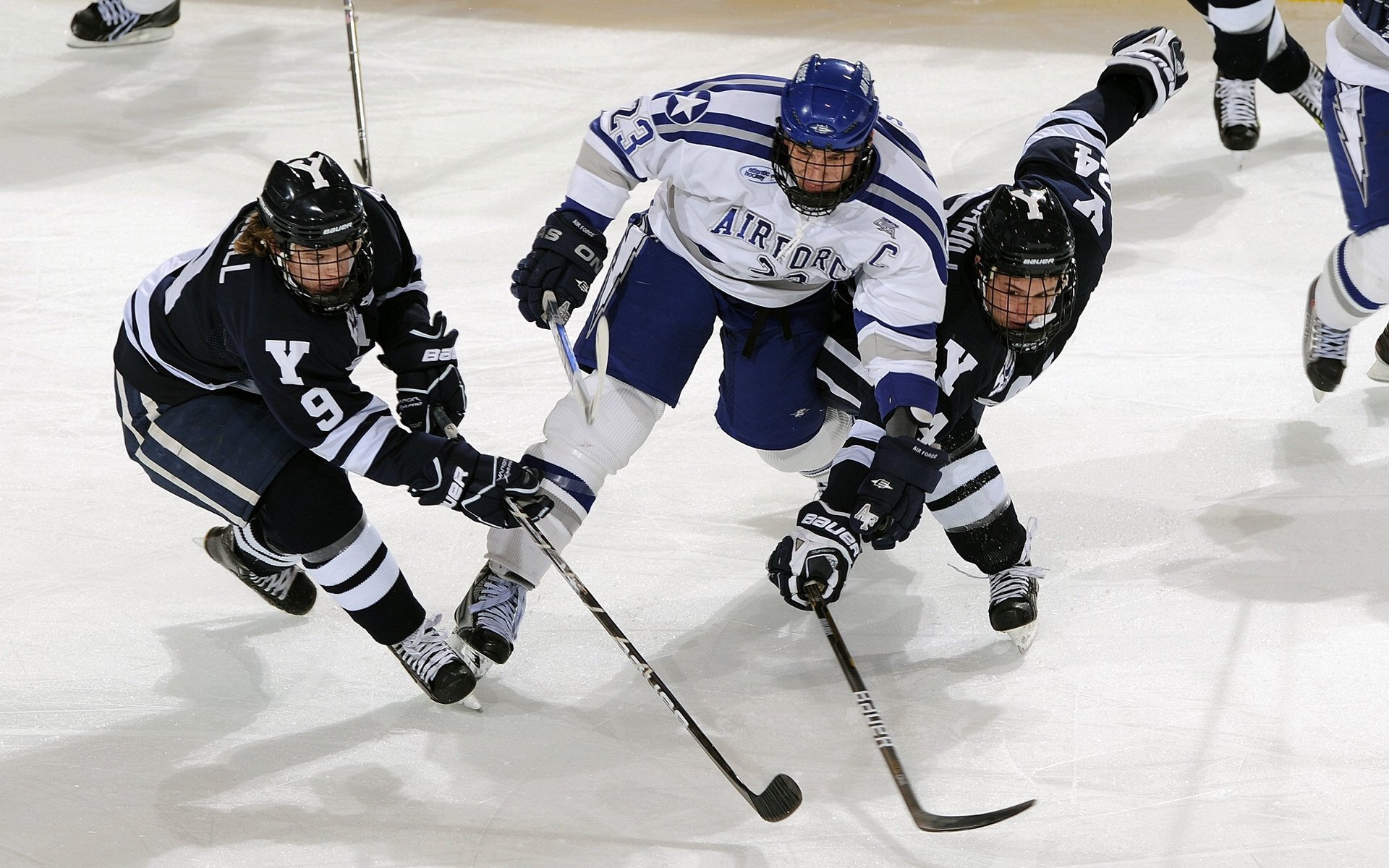 国际足球赛事线上直播突破，互动体验更丰富，国际足球赛场节目